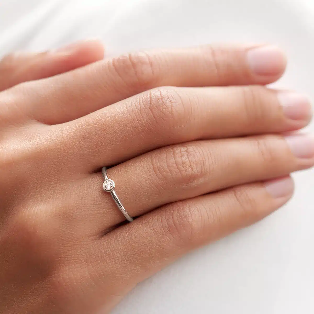 Bien choisir sa bague de fiançailles : notre guide