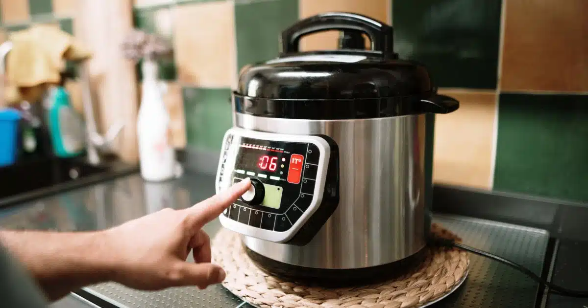 Pourquoi Acheter une Mijoteuse Électrique : Le Secret d’une Cuisine Facile et Savoureuse La Mijoteuse Électrique : Votre Alliée Culinaire au Quotidien