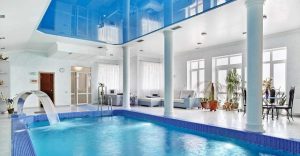 3 avantages d'une toile tendue sur le plafond
