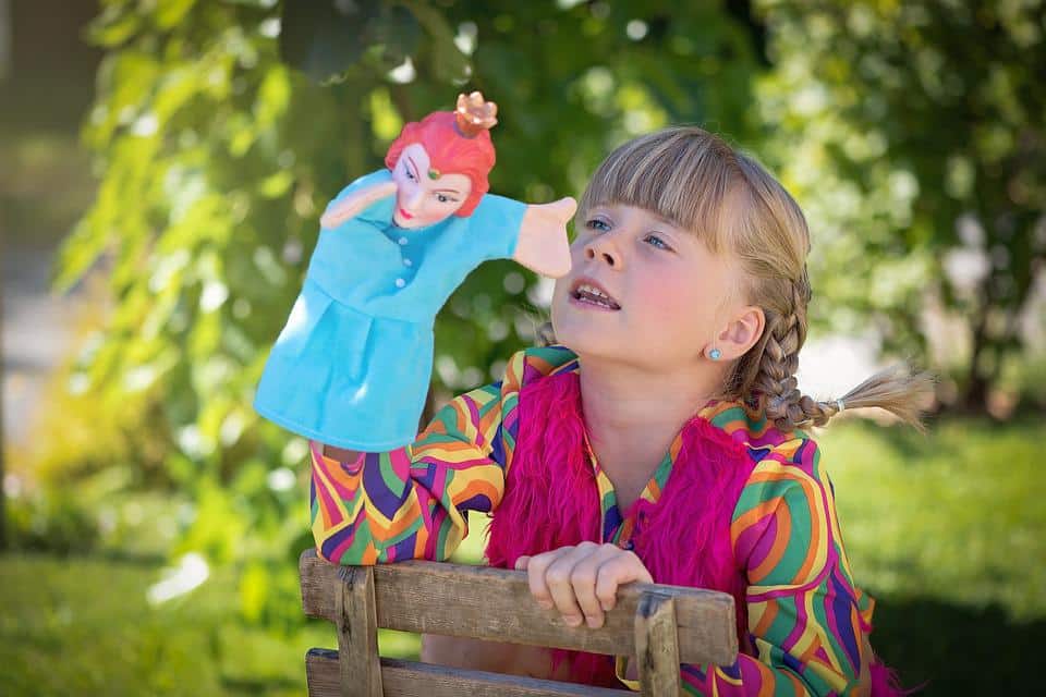 enfant avec pantin en tissus